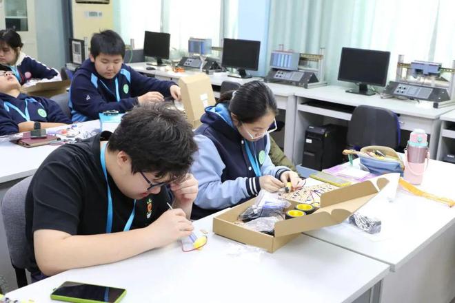 星空体育科技：重磅！2025北京教改这个新动向多所中小学官宣大动作(图3)