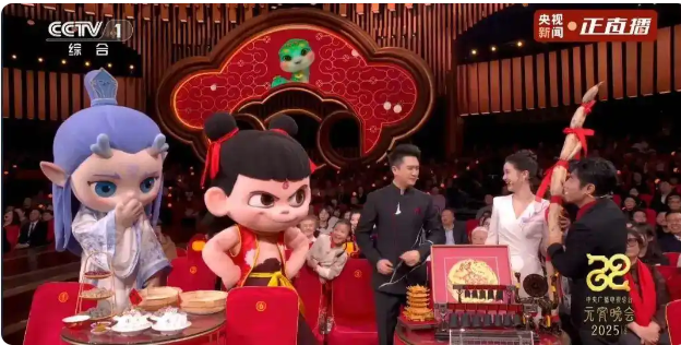 撒贝宁cos春晚机器人穿花袄转手绢、走机械步！哪吒“打人”敖丙劝架？网友热议(图2)