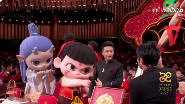 撒贝宁cos春晚机器人穿花袄转手绢、走机械步！哪吒“打人”敖丙劝架？网友热议(图3)