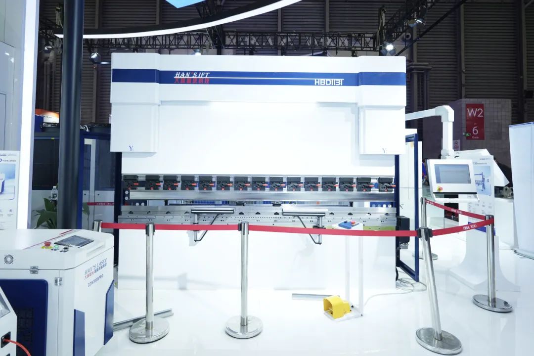 星空体育智能制造：CCMT2024丨大族激光智能装备集团“激光+”“+”火爆中国数控机床展(图5)