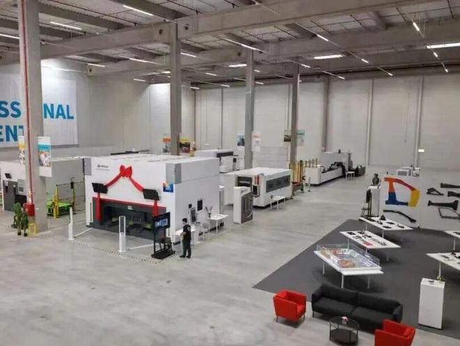 驻匈牙利大使龚韬调研华工科技欧洲展示中心走进首家“激光智造4S店”(图2)