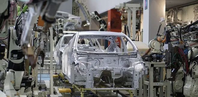 星空体育智能制造：网友好奇以美国现在的工业水平能仿制出一模一样的比亚迪吗？(图2)