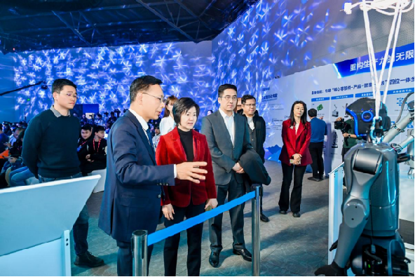 行业首款为工业而生的具身智能机器人发布海尔生态赋能新时达技术落地(图5)